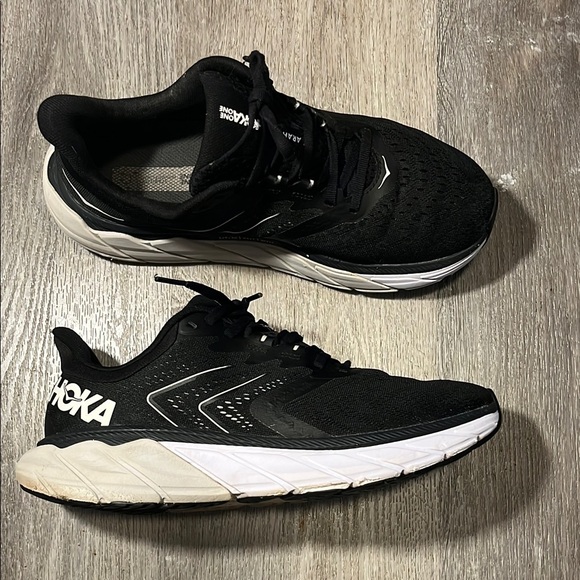 Hoka One One Arahi 5 Black and White Athletic Shoes - Picture 3 of 15